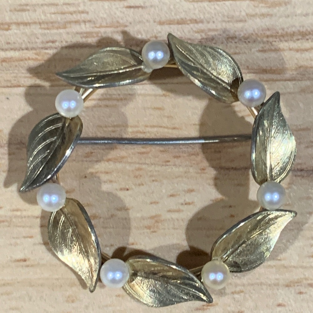 Vintage Wreath Brooch Women OS Gold Tone Faux Pearl Leafy Vintage Pin